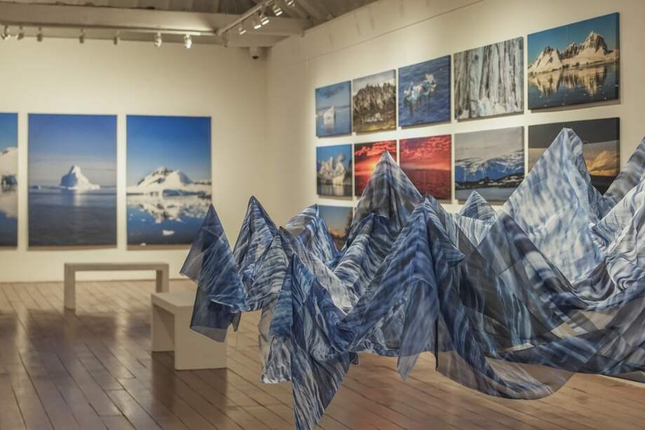 "Constelación Polar Sur" recoge una serie de fotografías donde el artista Juan Cuadros comparte e incluye a los espectadores en un viaje por la Antártica, lugar al que viajó en una residencia artística en el año 2019.