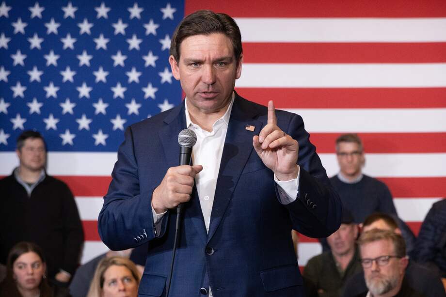 El excandidato presidencial republicano Ron DeSantis habla durante un evento de campaña en Nashua, New Hampshire, EE.UU., el 19 de enero de 2024.