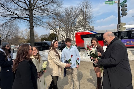 En San Valentín, las flores de Colombia engalanan el Congreso de Estados Unidos
