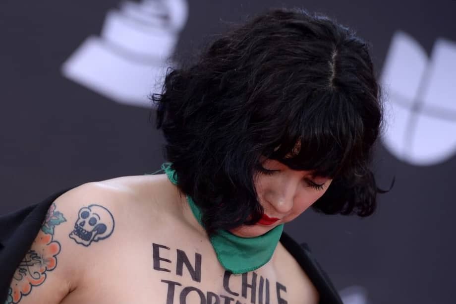 Mon Laferte en la alfombra roja de los Premios Grammy Latino 2019. / AFP
