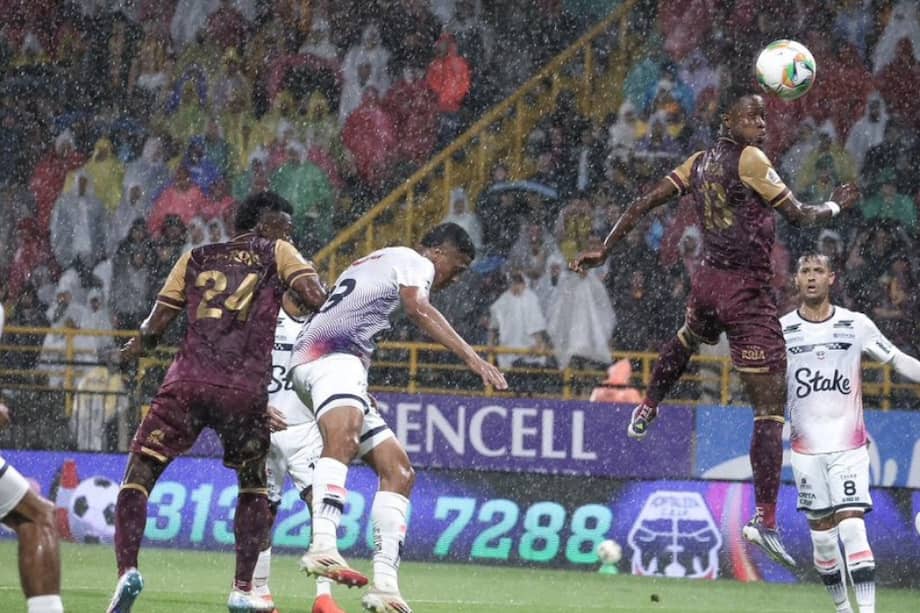 Tolima golpeó bajo el diluvio bogotano y derrotó a Fortaleza: vea el gol