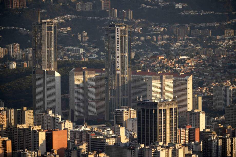 Fotografía que muestra un cartel con la frase 'Free Maduro y Cilia' (Liberen a Maduro y a Cilia) en referencia al presidente de Venezuela, Nicolás Maduro, y su esposa, Cilia Flores, en la torre del Parque Central este en Caracas.