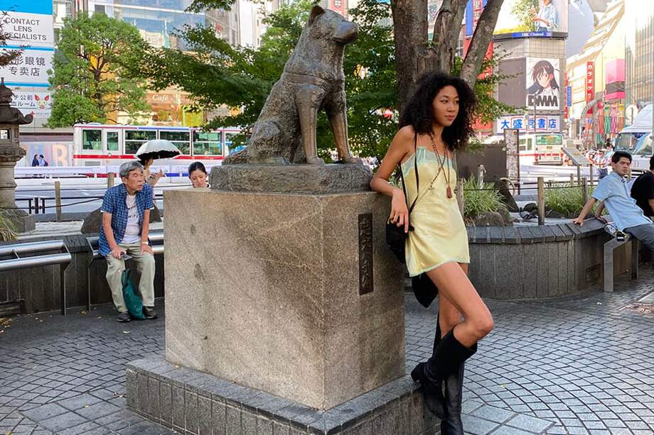 Turista junto a la estatua de Hachiko, el perro fiel, frente a la estación de Shibuya, en Tokio.
