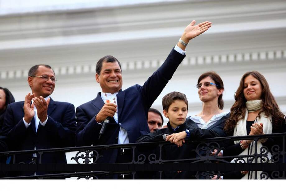 El presidente de Ecuador, Rafael Correa (c), saluda a seguidores junto al vicepresidente electo, Jorge Glass./ EFE