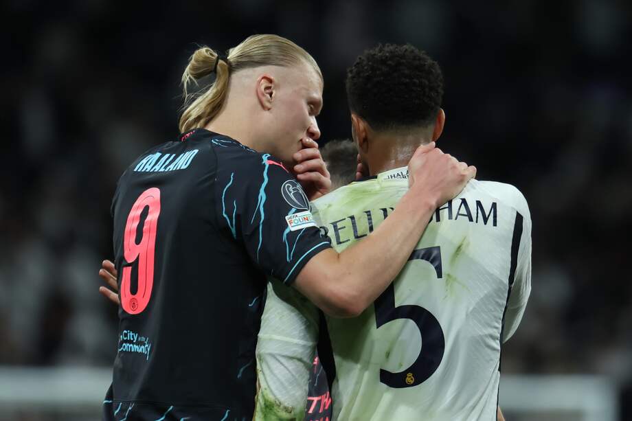 El centrocampista del Real Madrid Jude Bellingham (d) conversa con Erling Haalland, del Manchester, al término del partido de ida de cuartos de final de la Liga de Campeones que Real Madrid y Manchester City han disputado este martes en el estadio Santiago Bernabéu.
