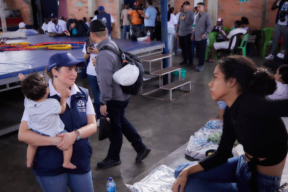 La defensora Iris Marín Ortiz habló con las personas en Quibdó para transmitir a las autoridades competentes las necesidades más importantes en medio de la crisis por el terremoto.