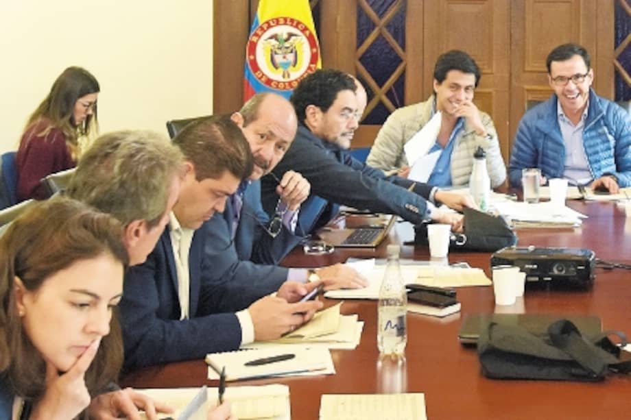 La subcomisión conformada por el presidente del Congreso, Efraín Cepeda, se reunió ayer en la sede del Ministerio del Interior, a donde llegaron los partidos políticos. / Ministerio del Interior