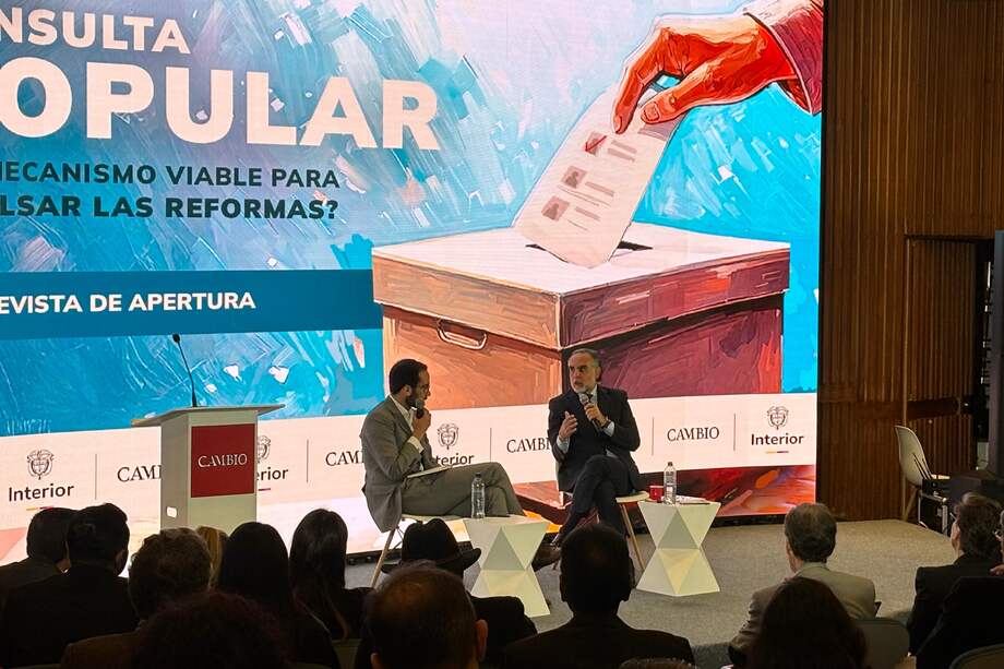 Ministro del Interior, Armando Benedetti, en un foro sobre la consulta popular.