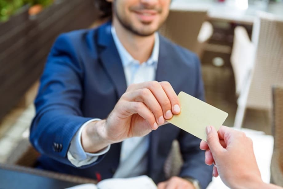 ¿Es machista que los hombres paguen la cuenta?