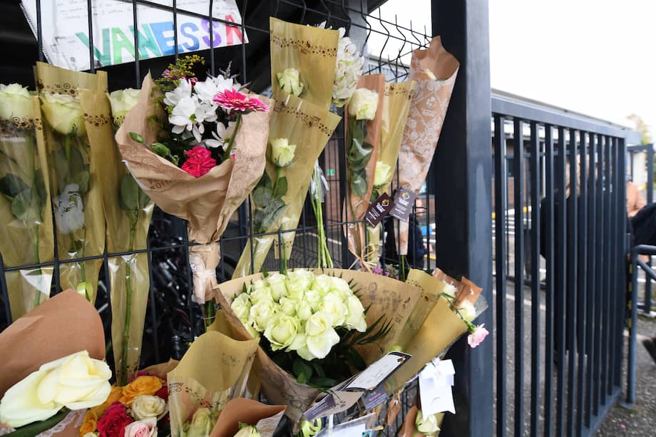 Una foto muestra flores en las puertas del Germillac College el 21 de noviembre de 2022 en Tonneins, suroeste de Francia, luego de que una niña de 14 años fuera secuestrada afuera de la escuela y encontrada muerta en una casa abandonada.