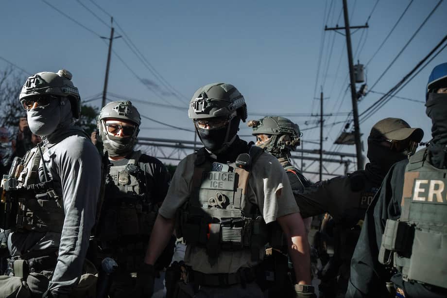 Agentes del Servicio de Inmigración y Control de Aduanas (ICE) cargan contra la multitud de manifestantes durante una protesta contra el trato a los detenidos en el Centro de Detención Delaney Hall en Newark.