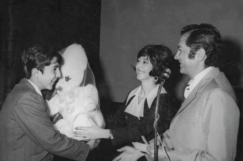 Pilar Suárez Barcala (centro) con Julio E. Sánchez Vanegas, en el programa de televisión “Club del Hogar”. / Cortesía