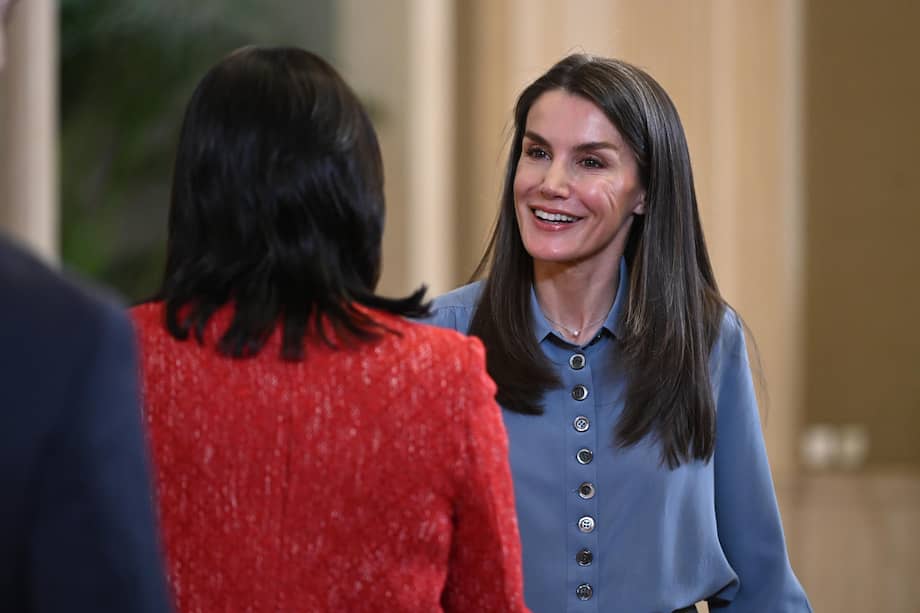 La reina Letizia recibe a una representación de decanos y responsables de Escuelas de Universidades extranjeras este jueves durante una audiencia real celebrada en el Palacio de la Zarzuela en Madrid. /EFE/ Fernando Villar