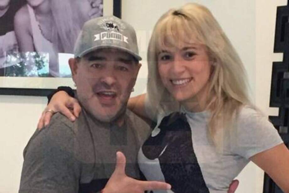 Diego Maradona, exfutbolista argentino junto a su novia Rocío Oliva. Foto: Primicias Ya