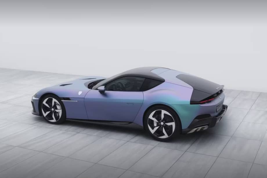 El Ferrari 12Cilindri Tailor Made cambia de tonalidad según la luz y el ángulo.