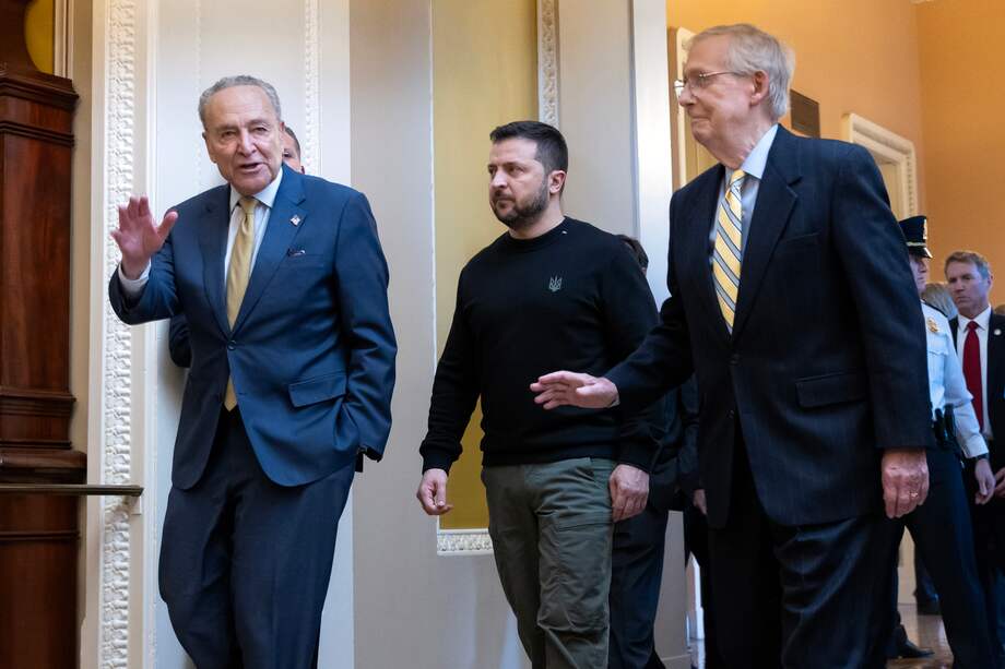 El presidente ucraniano, Volodímir Zelenski (centro), camina con el líder de la minoría del Senado estadounidense, Mitch McConnell (der.), y el líder de la mayoría del Senado estadounidense, Chuck Schumer (izq.), tras reunirse con miembros del Senado estadounidense en el Capitolio en Washington, D. C.