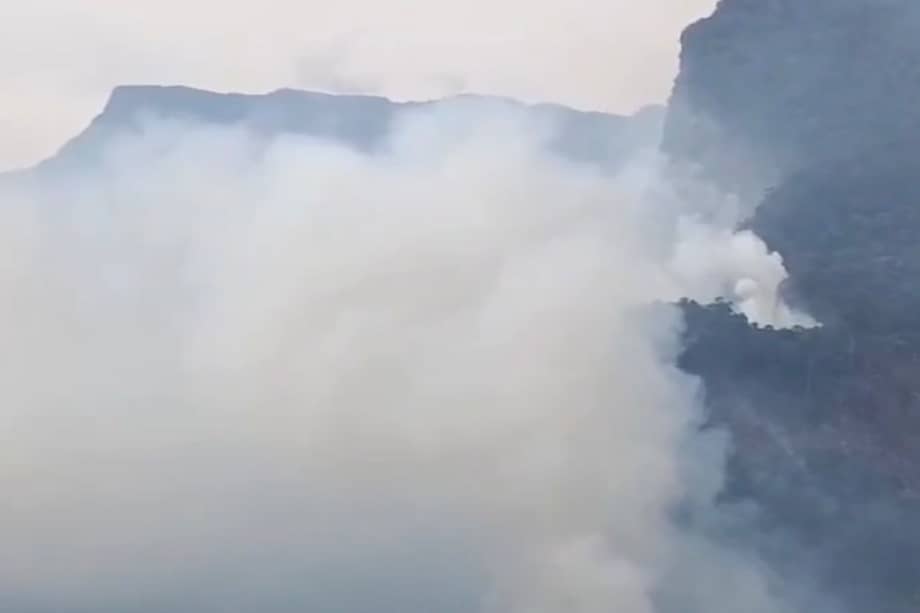 Imagen del video compartido en redes sociales del incendio en el Cerro del Barco, Santander.