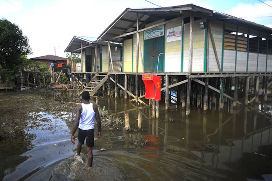 El Urabá antioqueño y el Bajo Atrato se caracterizan por la persistencia del conflicto armado a través de las constantes amenazas y atentados contra organizaciones sociales, líderes y autoridades étnicas.