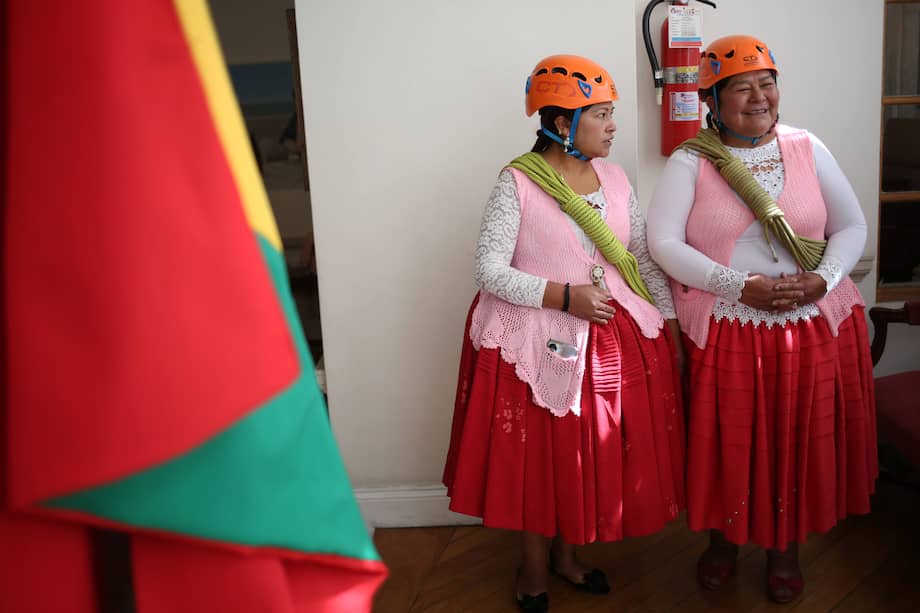 Representantes de las cholitas escaladoras asisten al lanzamiento de un encuentro sobre montañismo en La Paz (Bolivia).