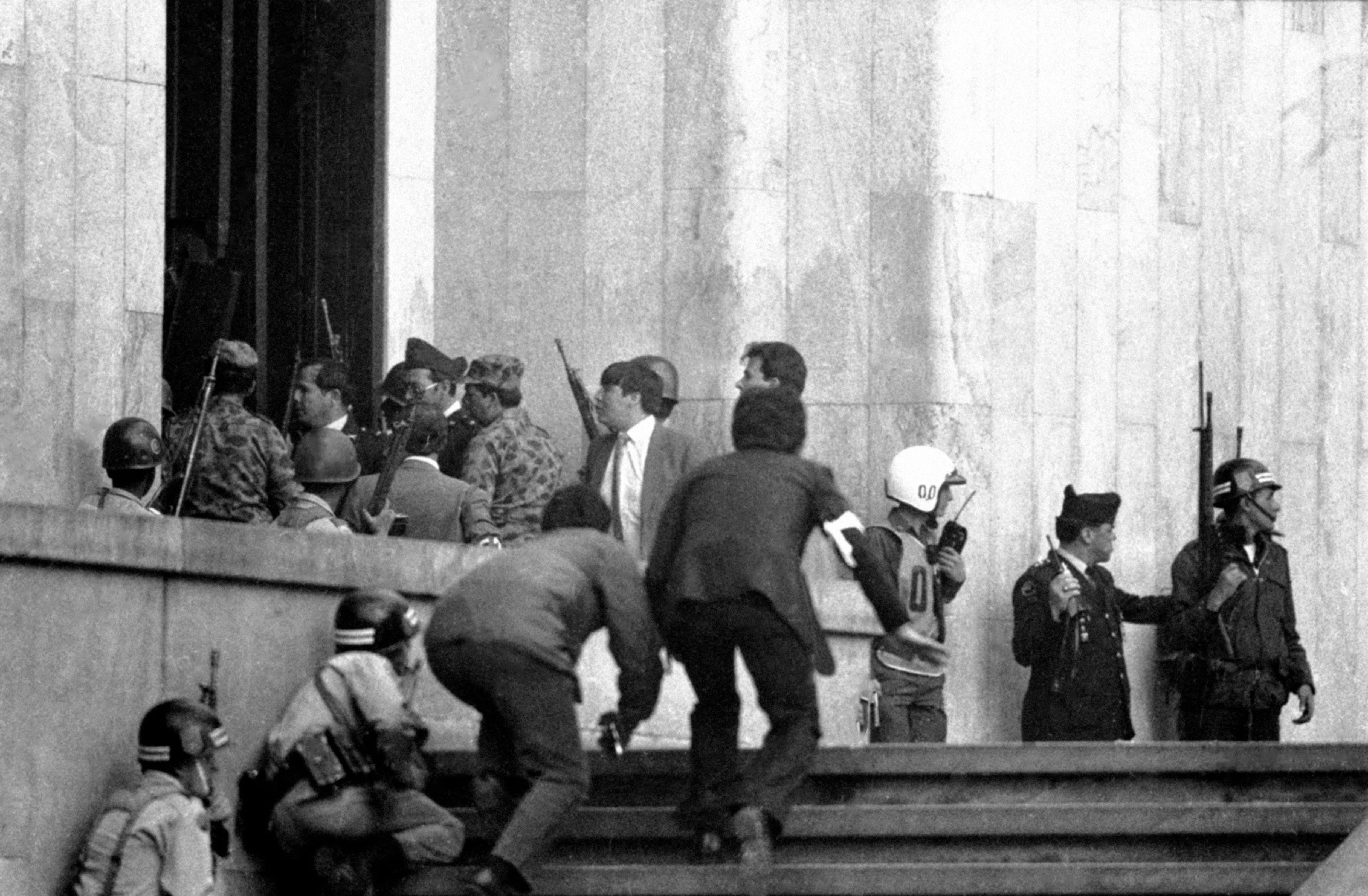 El 6 y 7 de noviembre de 1985 el país vivió la toma y retoma al Palacio de Justicia por el M-19 y el Ejército. El violento episodio terminó con la muerte de más de 98 personas y una decena de desaparecidos entre magistrados, empleados y funcionarios.