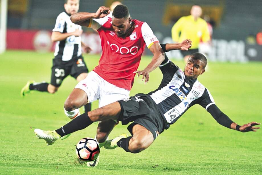 Muy enredado resultó el juego de anoche en El Campín, entre Santa Fe y Santos de Brasil. / Óscar Pérez