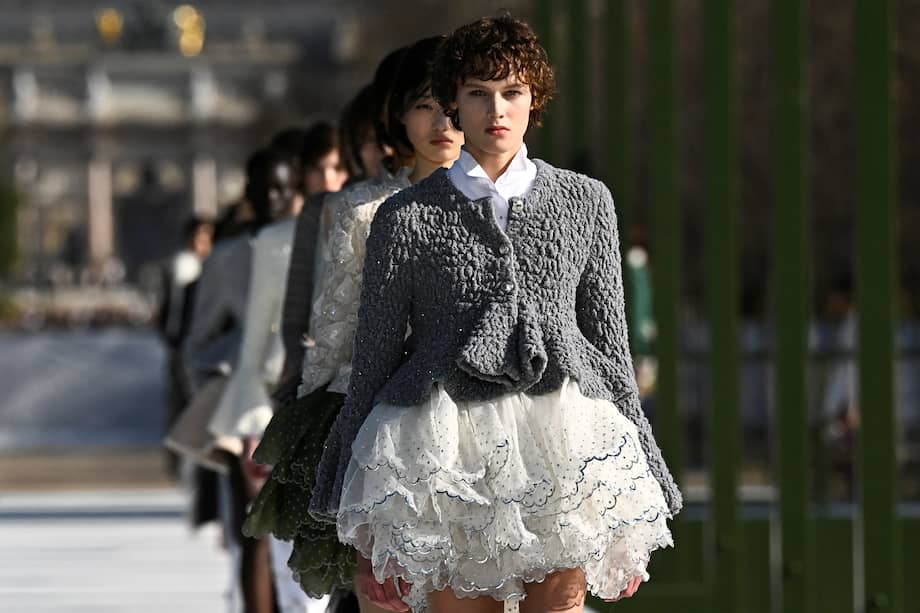 Una modelo presenta una creación de Christian Dior para el desfile de la colección prêt-à-porter otoño/invierno 2026-2027 para mujer, en el marco de la Semana de la Moda Femenina de París, en París, el 3 de marzo de 2026. / Julien DE ROSA / AFP