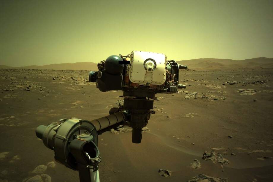 Instrumento PIXL, con su tapa antipolvo cerrada, en la caja blanca situada en el extremo del brazo robótico del rover Perseverance, que opera en el cráter Jezero de Marte.