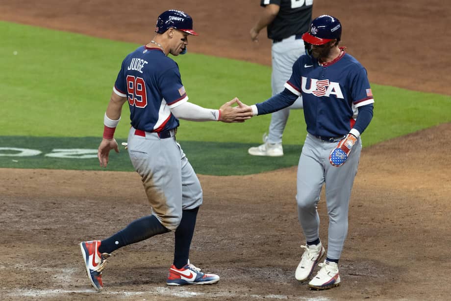 Aaron Judge (izq.) celebra junto a Bryce Harper.