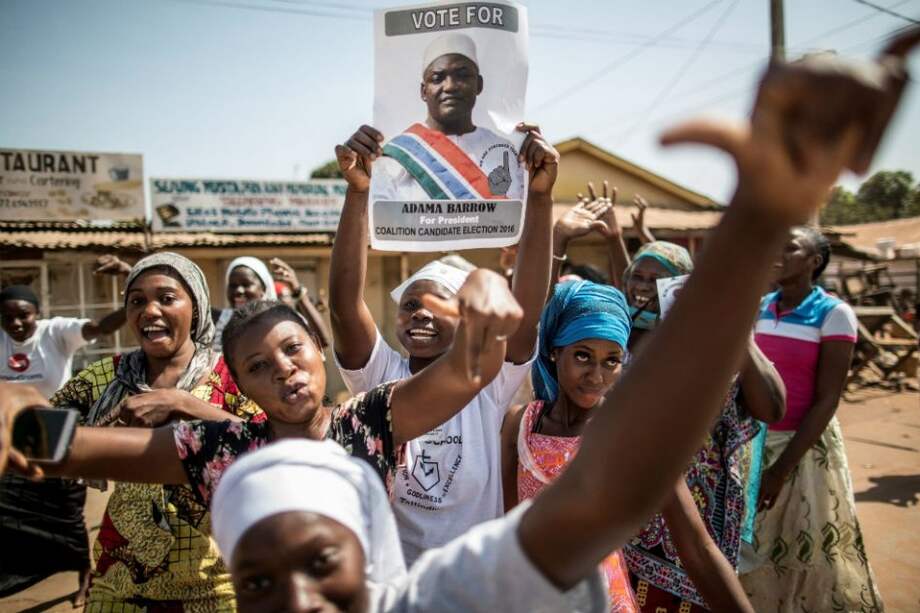 La gente en Gambia celebra el triunfo de Adama Barrow en las elecciones presidenciales. / AFP