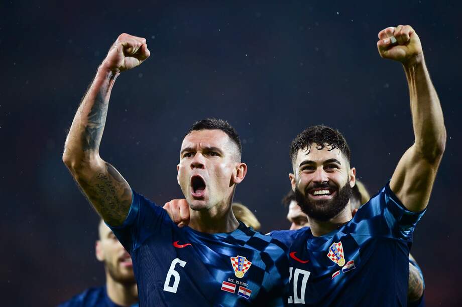 Dejan Lovren (izq.) y Josko Gvardiol, jugadores de Croacia, celebrando su clasificación a la final de la Liga de Naciones.