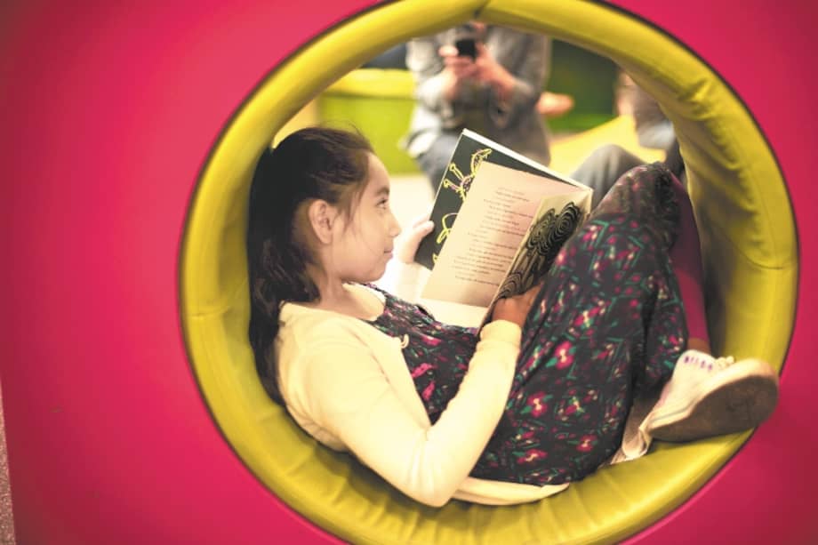 Durante la pandemia, las bibliotecas públicas de Bogotá han estado llevando libros a domicilio.