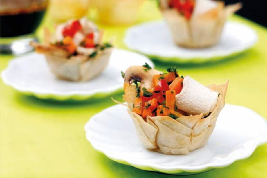Mini canastillas de filo rellenas de pollo y champiñones