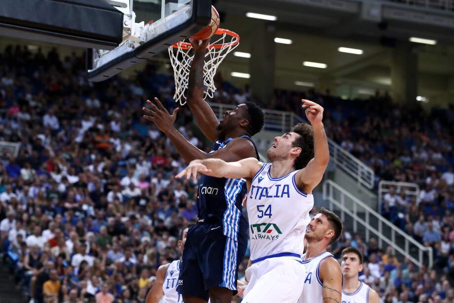 El jugador italiano Alessandro Pajola (der.) en acción con el jugador griego Thanasis Antetokounmpo (izq.) durante el partido de Baloncesto del Torneo Acrópolis entre Italia y Grecia, en Atenas, Grecia, el 10 de agosto de 2023.