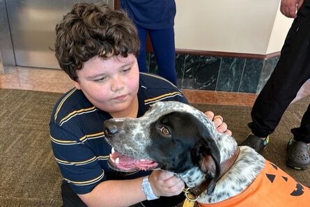 La heroica historia de Tucker: cómo un perrito salvó a su dueño del huracán Helene