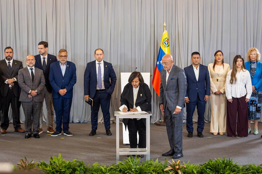 La exdiputada y expresidenta de la Asamblea Nacional de Venezuela de 2015, Dinorah Figuera, y el presidente del Parlamento, Jorge Rodríguez, firmaron un documento en la última sesión de la mesa de diálogo entre chavismo y oposición.