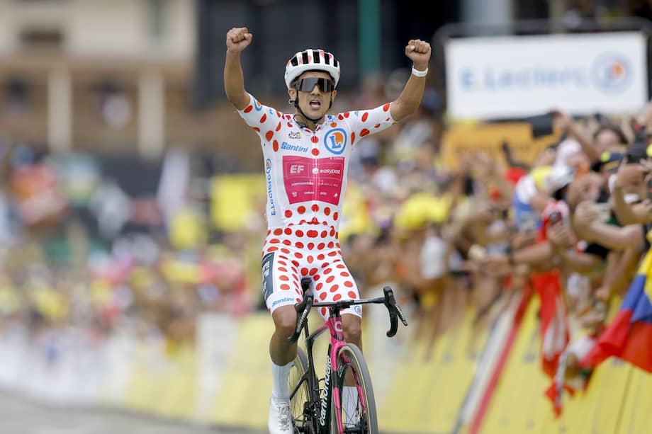 El ecuatoriano Richard Carapaz del EF Education - EasyPost celebra su victoria en la etapa 20 del Tour de France 2026.