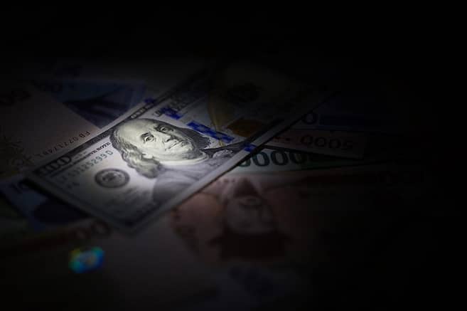 Dólar a la baja en Colombia, pero tensiones globales mantienen incertidumbre