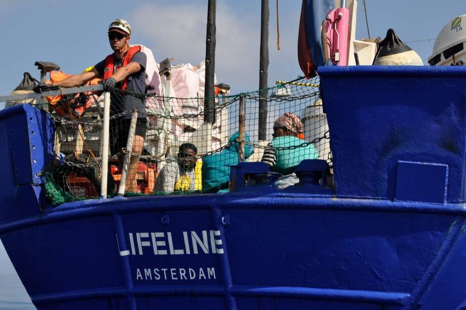 El Gobierno italiano ordenó hoy que 224 inmigrantes rescatados en el mar por una embarcación de la ONG Lifeline sean trasladados a buques de la Guardia Costera y el barco de la organización llevado a un puerto de Italia para ser investigado. / EFE