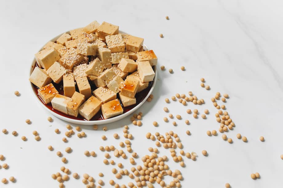 El tofu es una fuente de proteína completa y versátil en la cocina.