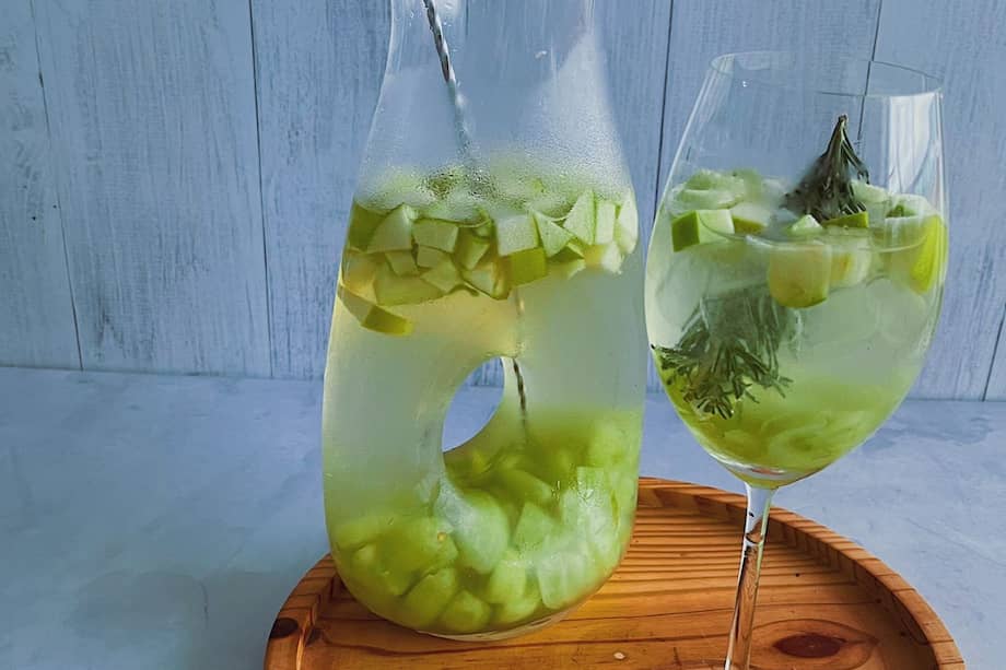 Esta sangría de frutos verdes puedes servirla y decorarla con arándanos.