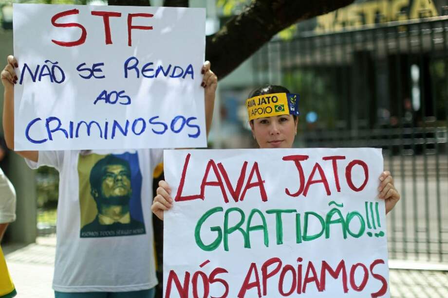 Protestas en contra de la corrupción en e Palacio de Justicia de Curitiba. / AFP