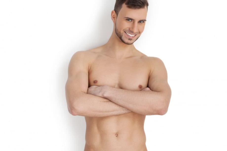 Hombre sonriendo sin camisa