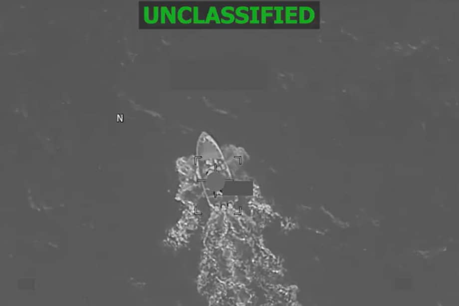 Captura de pantalla del video que compartió el Comando Sur de Estados Unidos sobre el ataque a una supuesta narcolancha en el Pacífico, ocurrido el 15 de abril.