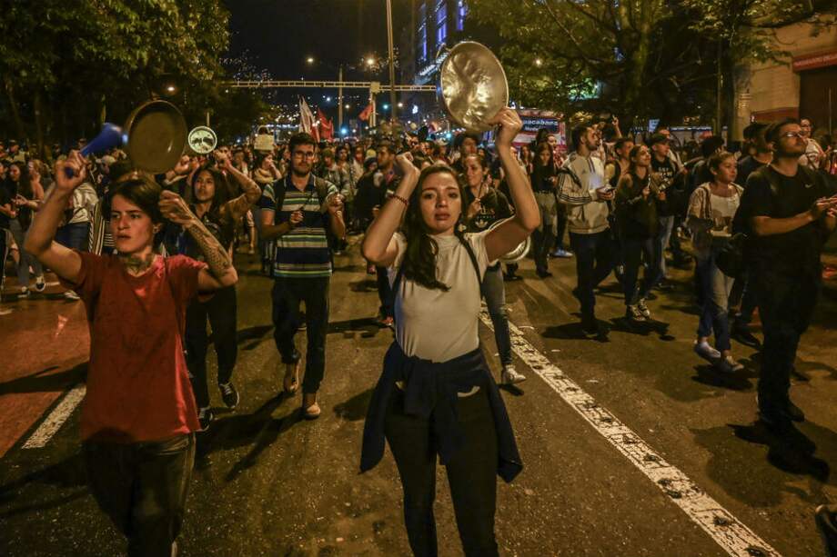 El popular "cacerolazo" se ha visto en las calles de toda América Latina este año para reclamarle a los gobiernos de turno un cambio. / AFP