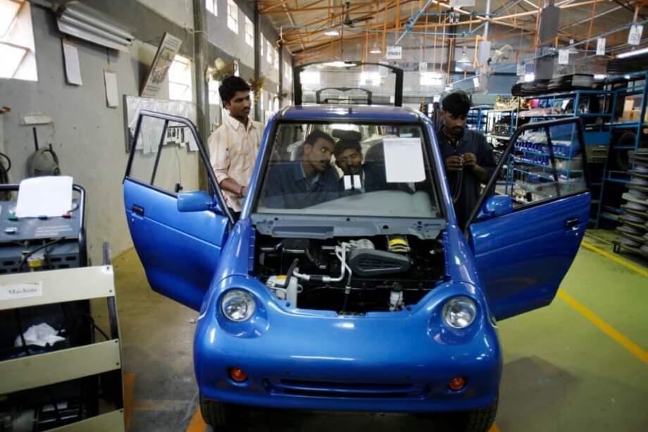 Trabajadores en la línea de montaje que produce vehículos eléctricos de batería (BEV) en la fábrica de REVA (G-Wiz) Electric Car Company (RECC). / Climate Visuals