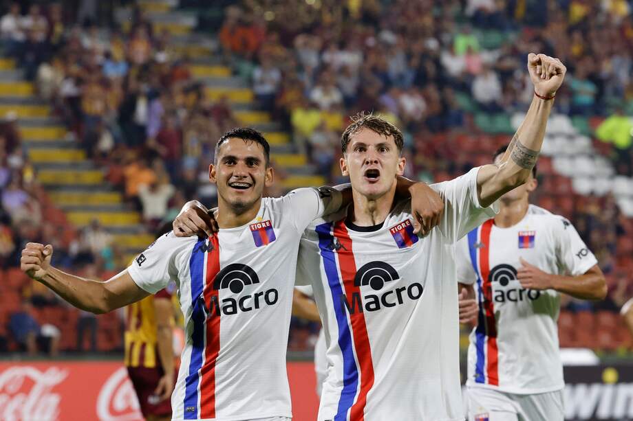 Facundo Colidio (der.) de Tigre celebra un gol, en un partido de la fase de grupos de la Copa Sudamericana entre Deportes Tolima y Tigre en el estadio Manuel Murillo Toro en Ibagué (Colombia).
