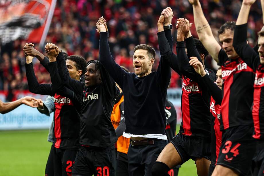 Xabi Alonso y los jugadores de Bayer Leverkusen celebran tras una victoria.