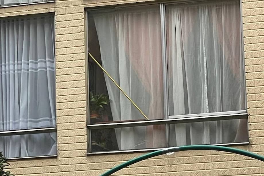 Menor fue rescatado por la policía tras pedir ayuda desde una ventana.