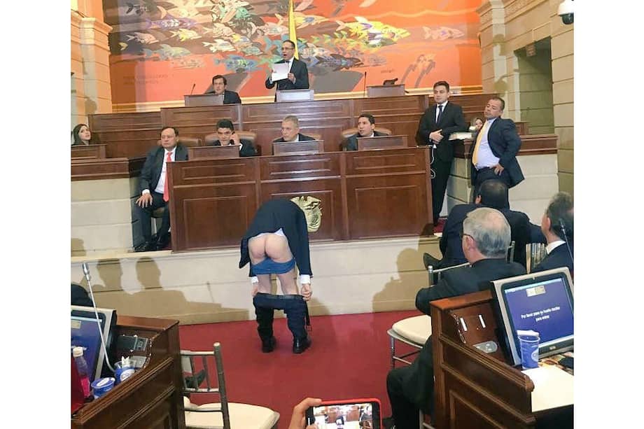 El senador de la Alianza Verde, Antanas Mockus, se bajó los pantalones en señal de protesta como lo hizo hace varios años en la Universidad Nacional. / Tomada de redes
