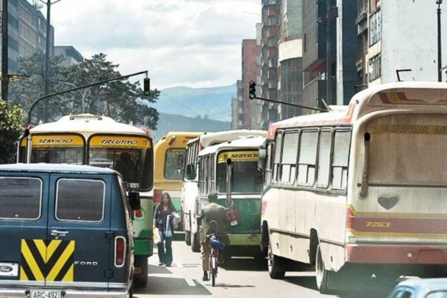 Petro firma decreto de pico y placa para buses en Bogotá